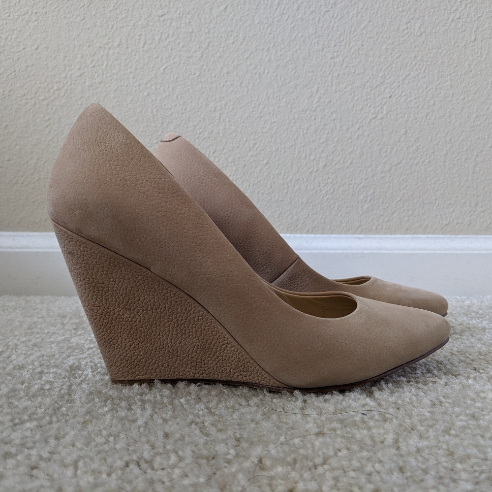 Pour La Victoire Nude Wedge Pump, sz. 6